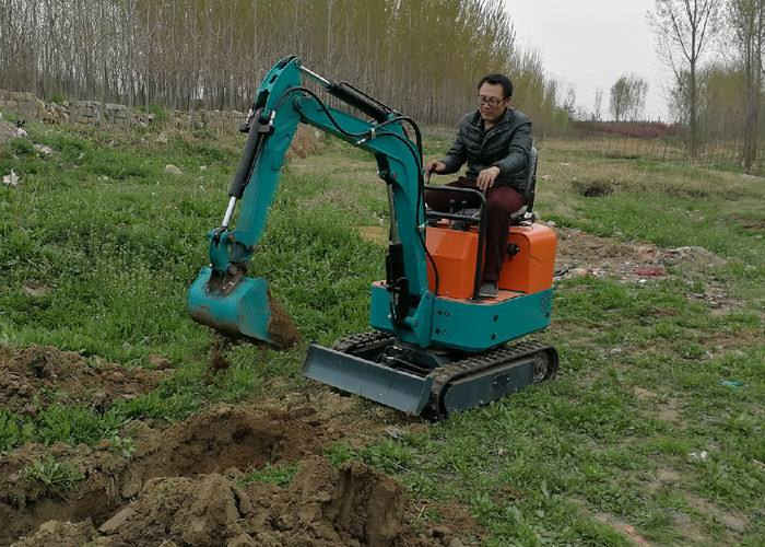 小型挖掘機(jī)操作